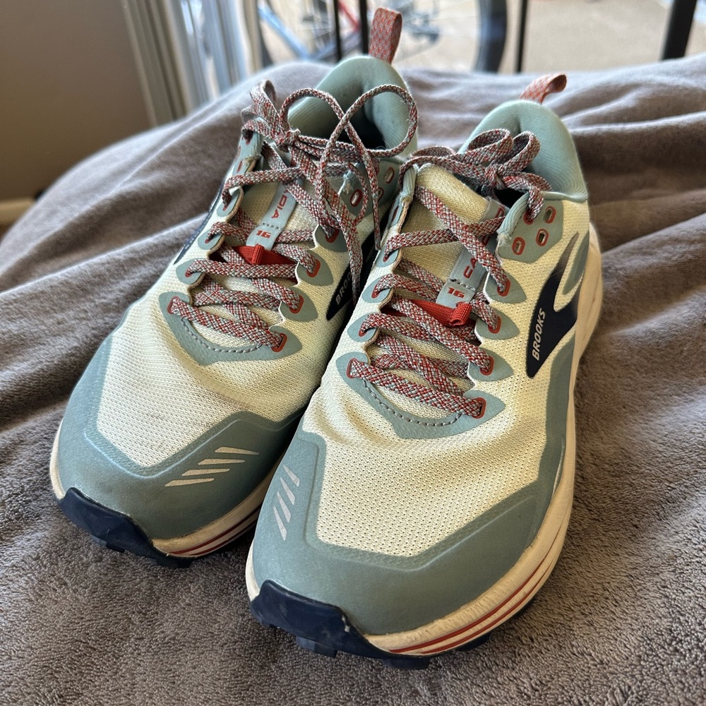 Brooks Cascadia 16 Trail Runners